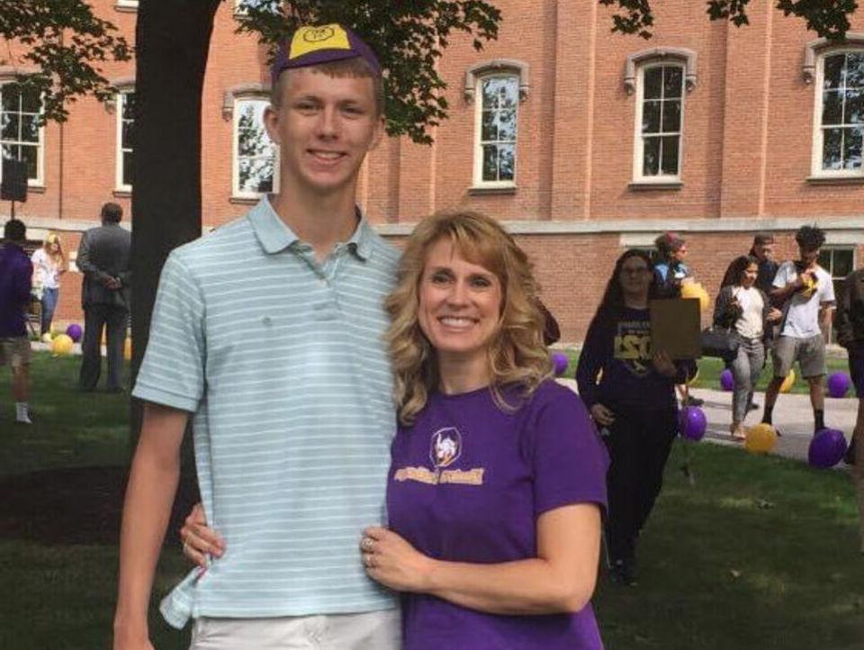 - 温迪·斯莱特 '93, MSEd '98 stands with son Zackarie Stedge '21 on the lawn outside of Cowles Hall